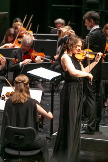 Die deutsche Geigerin Franziska Hölscher brachte das Violinkonzert „Follow me“ des tschechischen Komponisten Ondrej Adámek zur österreichischen Erstaufführung. © Bregenzer Festspiele/Dietmar Mathis