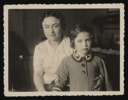 Nina Pilpel mit ihrer Mutter Marion Pilpel, März 1938. (© United States Holocaust Memorial Museum Collection, Pilpel family papers, Gift of the Estate of Nina Pell Turner, Series 3, Photographs, Pilpel, Marion (Stern), Foto Nr. 11, März 1938)