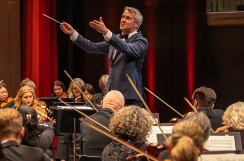 Markus Poschner wirkte sehr präsent und in einem guten Austausch mit den Orchestermusiker:innen.