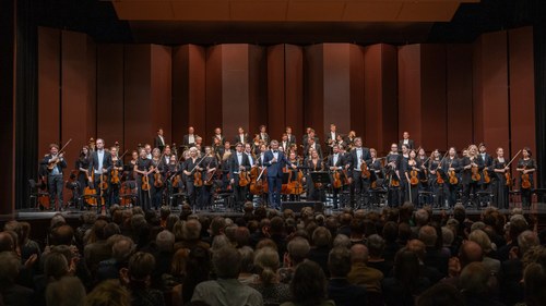 Die Sicht des Bruckner Orchester Linz mit seinem Chefdirigenten Markus Poschner auf die symphonische Kompositionsart des Anton Bruckner machte spannende Hörerlebnisse möglich und begeisterte vollends.