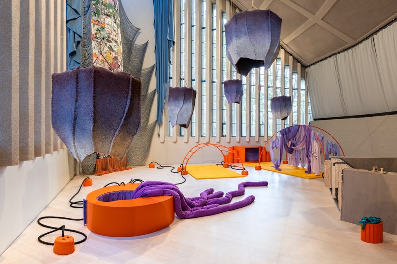Skulpturale Objekte und Plattformen laden die Kinder aktiv zum Spielen ein. (Foto: Sander van Wettum)