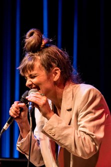 Camille Bertaults witzige Virtuosität muss manchmal über zwei Mikros gleichzeitig laufen