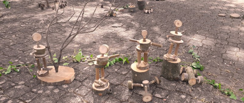 Am 1. und 2.9. sind die Besucher:innen jeweils von 10–17 Uhr eingeladen, eine:n Bewohner:in von „La Cité du Peuple de Bois – Die Stadt der Holzmenschen“ zu gestalten. (Foto: Jeux et Tartines)