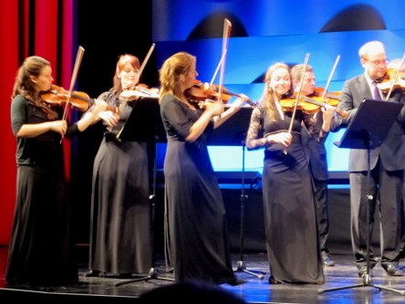 Fest in weiblicher Hand war in diesem 18-köpfigen Ensemble die Gruppe der ersten Geigen, angeführt von der temperamentvollen Konzertmeisterin Katherine Hunka.
