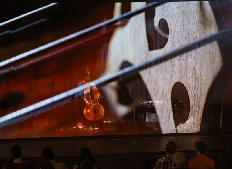 Starke Bilder, holographische Filmprojektionen, elektronische und live gespielte Musik boten in „Disturbation“ ein dichtes audiovisuelles Erlebnis. (Foto: Erhard Sprenger)