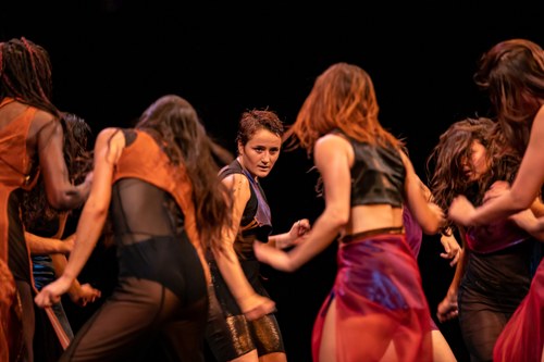 Immer wieder scheren einzelne Tänzerinnen aus dem Kollektiv aus, präsentieren kleine Solo-Performances und gliedern sich wieder in die alles dominierende Kreisbewegung ein  (Foto: Antoine Friboulet)