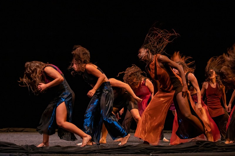 Im rituell wirkenden "Fêu" kreisen zehn exzellente Tänzerinnen rund um ein imaginäeres Feuer und werden eins mit diesem gleichermaßen gefährlichen wie lebensnotwendigen Element (Foto: Antoine Friboulet)