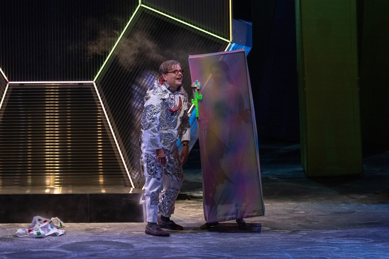 Matěj Brouček im Gespräch mit einem Mondbewohner (Foto: Daniel Ammann)