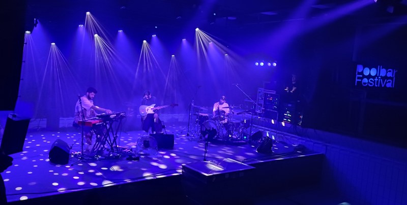 Kiefer aus Los Angeles mit seinem Trio beim Poolbar-Festival (Foto: Darius Grimmel)