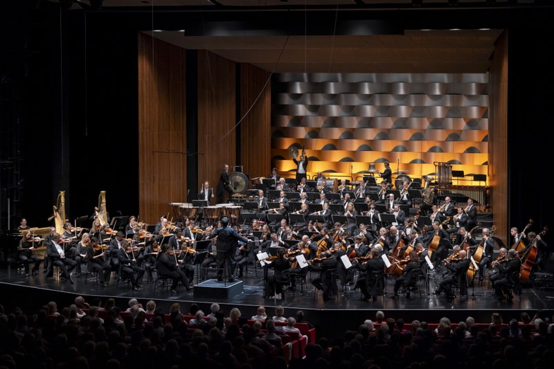 Die Wiener Symphoniker unter Petr Popelka sorgten für ein ausverkauftes Festspielhaus. (Foto: Tatjana Schnalzger)