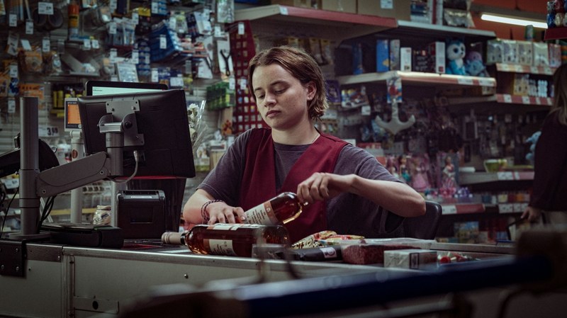 Wenig Geld für langweilige Arbeit: Der Nebenjob an der Supermarktkassa ermöglicht das Studium. (Foto: Constantin)