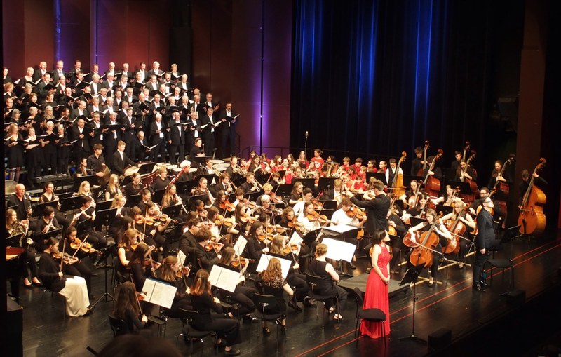 180 Mitwirkende, Solist:innen, Chöre und das Jugendsinfonieorchester Dornbirn, füllten die große Bühne im ausverkauften Dornbirner Kulturhaus bis an den Rand zur Aufführung von Carl Orffs „Carmina Burana“. (Foto: Fritz Jurmann)