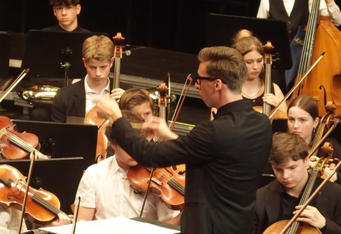  Einen Sprung ins kalte Wasser bedeutete die Leitung dieses Monsterprojektes für den 27-jährigen Lustenauer Matthias Seewald, der vor kurzem auch die Leitung des Jugendsinfonieorchester Dornbirn übernommen hat. (Foto: Fritz Jurmann)