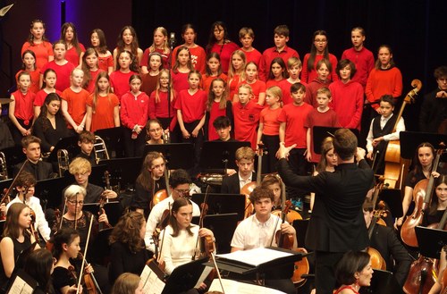 Besondere Aufgaben im dritten Teil des Werkes erfüllten Jugendliche der Chorklassen des Valentin-Heider-Gymnasiums Lindau. (Foto: Fritz Jurmann)