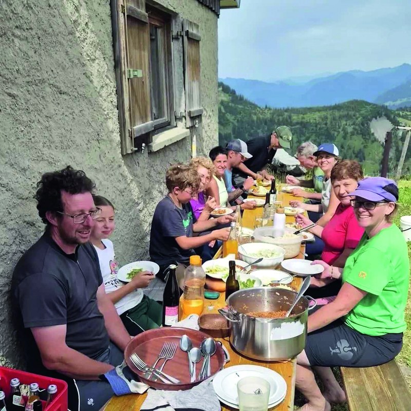 Die Einsatztage des Vereins „Kultur-Lebens-Raum“ verbinden Landschaftspflege mit Bewusstseinsbildung und Austausch. (Foto: Familie Hager)
