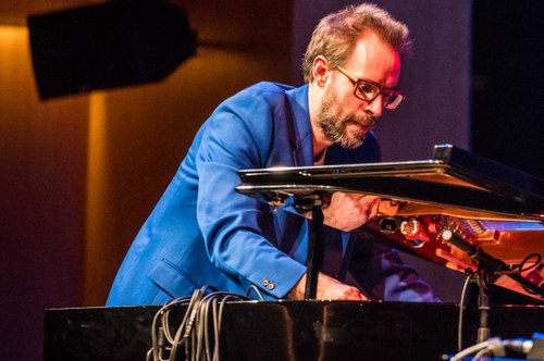 David Helbock zaubert am und im Klavier, in dem er auch noch zwei Loop-Stationen versteckt hat