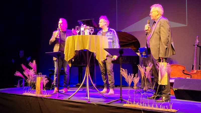 Ein gespieltes Team Hubert Dragaschnig (li.) und Augustin Jagg (re.) mit Josef Maria Krasanovsky in der Mitte. (Foto: Heinz Franziska Ullmann)