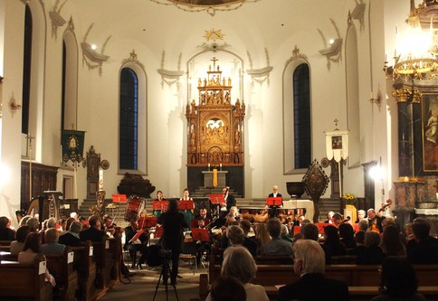 Das Orchester Arpeggione im Altarraum der Kirche
