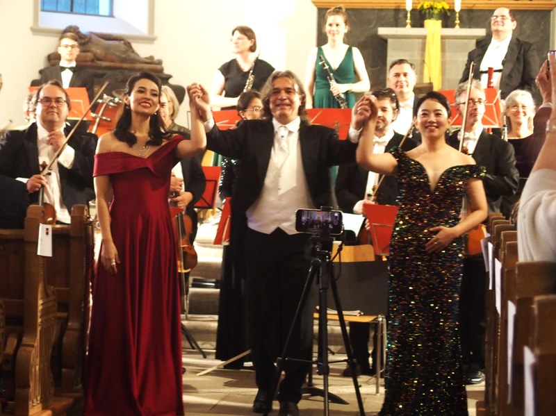 Die beiden Damen, Sopran und Mezzo, zusammen mit dem italienischen Dirigenten Roberto Gianola (alle Fotos: Fritz Jurmann)