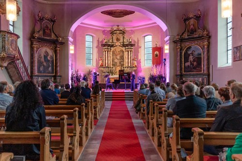 Schöne Stimmung beim Kammerkonzert in der Pfarrkirche Krumbach (Foto: Hirschbühl Fotografie)