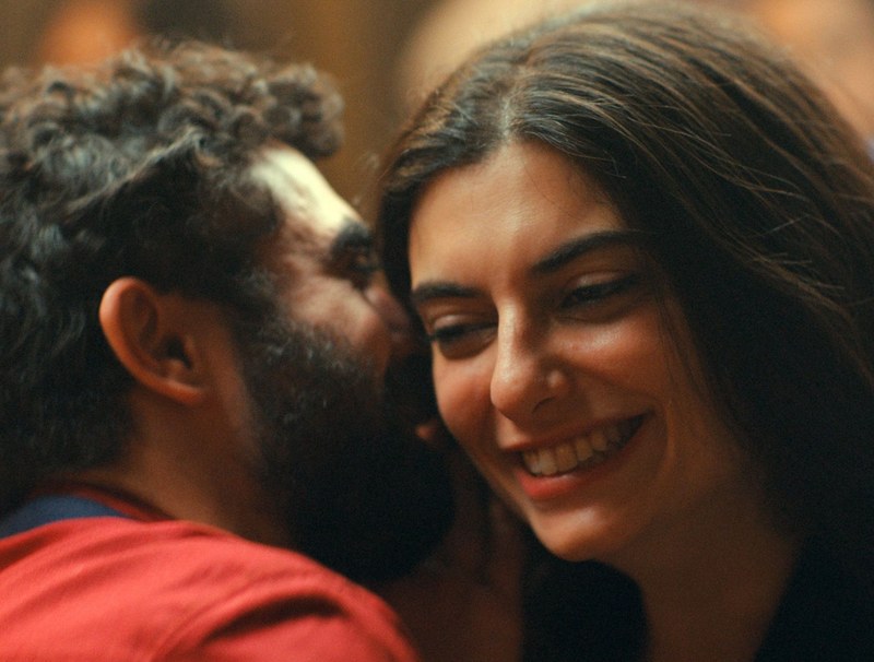 Liebe in stürmischen Zeiten: Nino (Hasan Akil) und Yasmina (Mounia Akl) werden endlich ein Paar. (Foto: Stadtkino)