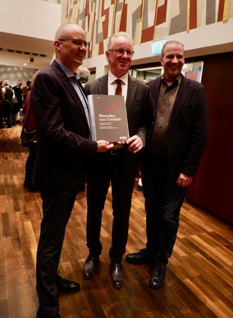 Dietmar Abel, Bernhard Loos und Thomas Ludescher präsentierten die Partitur der Bläsersätze zum Gotteslob, die alle Musikvereine des Landes kostenlos erhalten.