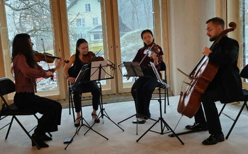 Absolvent:innen der Musikakademie sorgten für die musikalische Umrahmung: Tetiana Lutsyk und Miyuko Wahr (Violine), Yue Yu (Viola), Mykhaylo Dukhnych (Cello) (Foto: Musikakademie in Liechtenstein)