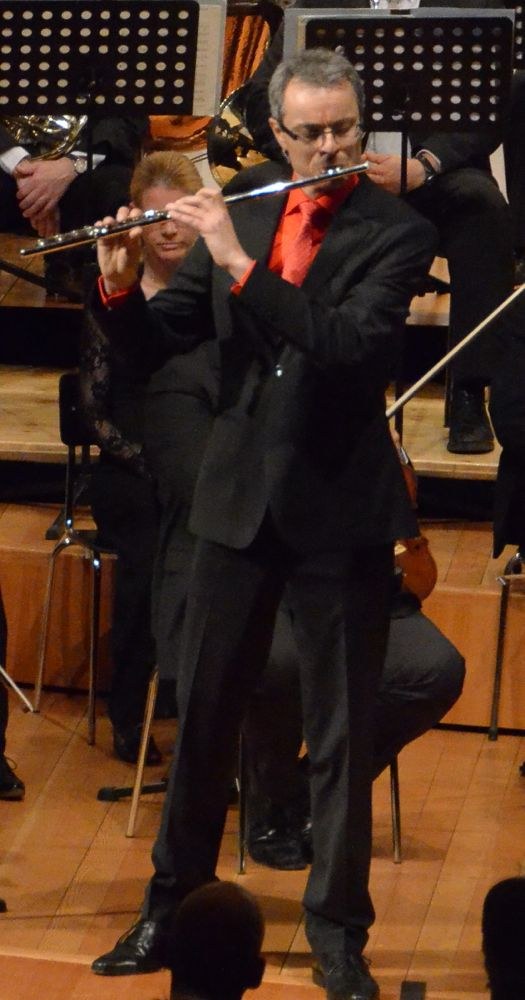Eugen Bertel spielte mit einer faszinierend variantenreichen Tongebung das Flötenkonzert von Jacques Ibert.