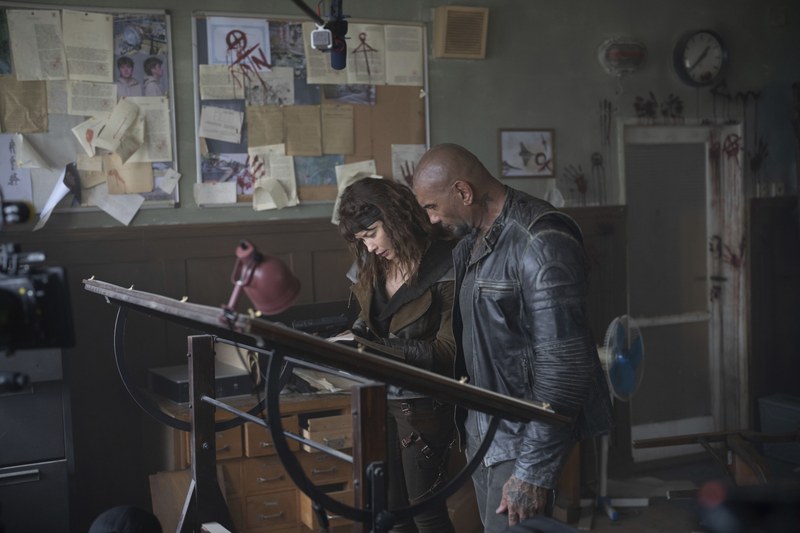 Olga Kurylenko und Dave Bautista begeben sich auf Schatzsuche und retten die postapokalyptische Welt. (Foto: Leonine Studios)