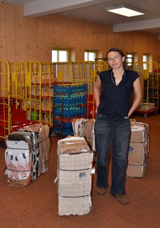 Agnieszka Szostek mit einigen ihrer gepressten Kartonballen.jpg