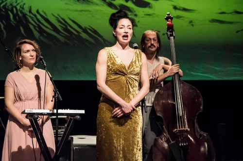 Lisa Lurger, Tamara Stern, Daniel Schober als Teil des Salon d'amour-Orchesters (Foto: Stefan Hauer)