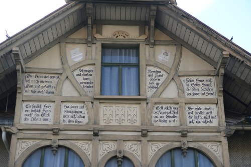 Die Fassade des Hauses ist mit zahlreichen Sinnsprüchen versehen, wie „Sei fromm und verschwiegen, was nicht dein ist, lass liegen“ © Rudolf Sagmeister