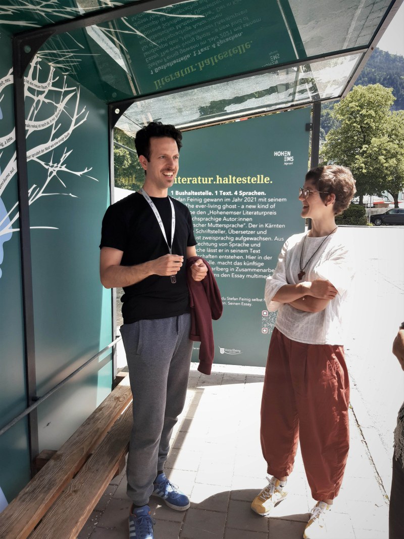 Der letzte Preisträger Stefan Feinig an der Literaturhaltestelle in Hohenems © Stadt Hohenems