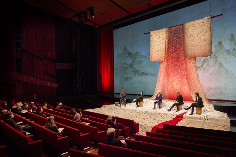 Symbolhaft schwebte über dem Podium der Pressekonferenz der Festspiele im Festspielhaus ein übergroßer Kimono als Verweis auf die aktuelle Seeproduktion mit Puccinis Oper „Madame Butterfly“.
