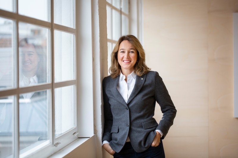 Judith Reichart, die neue Leiterin des Bregenzer Kulturservice hat ihre Arbeit gleich am Tag nach der Stadtratssitzung aufgenommen: "Es gibt schließlich viel zu tun!" (© Petra Rainer)