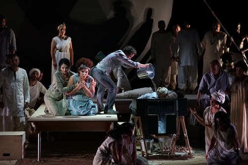 Bei der Belcanto-Oper „Moses in Ägypten“ von Rossini waren sich Publikum und ein Teil der Presse über die optisch gewagte Umsetzung durch das niederländische Puppentheater „Hotel Modern“ nicht ganz einig.