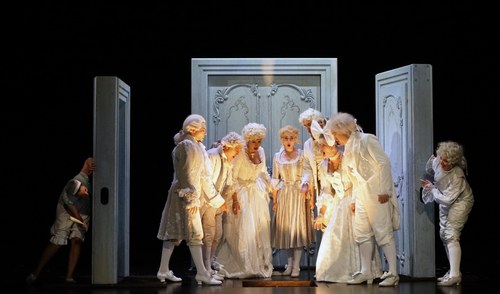 Beim Opernstudio wurde Mozarts „Hochzeit des Figaro“ in der Regie von Jörg Lichtenstein und mit Hartmut Keil am Pult des toll disponierten SOV zu einer gefeierten Produktion, die manchem jungen Akteur den Weg in ein Opernhaus ebnen könnte.