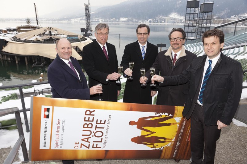 Darauf darf angestoßen werden: (v.l.n.r.) Festspielpräsident Hans-Peter Metzler, Thomas Piske (CEO LGT Private Banking), Dr. Michael Grahammer (Vorstandsvorsitzender der Hypo Landesbank Vorarlberg), Johannes Hefel (Mitglied des Hypo-Landesbanken-Vorstands) und Festspieldirektor Michael Diem.