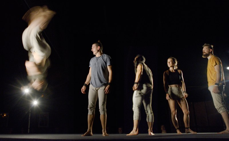 Das Ensemble "Gravity & Other Myths" im Wettkampf um die meisten Flickflacks © Gerhard Klocker