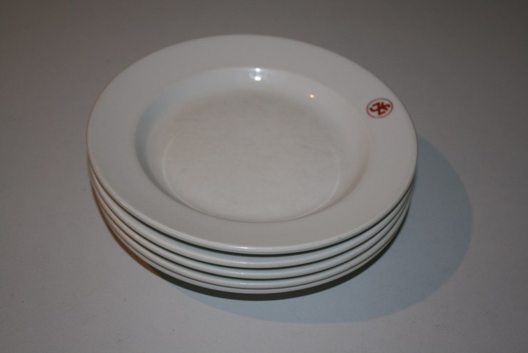 Teller mit NSV-Emblem („Nationalsozialistische Wohlfahrt“) und Hakenkreuz mit Slogan „Modell des Amtes Schönheit der Arbeit“ wurden beispielsweise im Ferienheim Maien bis ins 21. Jahrhundert verwendet, bis ein Besucher damit an die Medien ging. (© Stadtmusem Dornbirn)