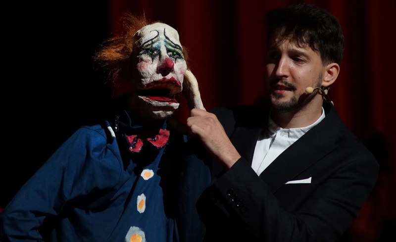 Herrliche Moderation - Rigoletto-Puppe geführt von Nikolaus Habjan