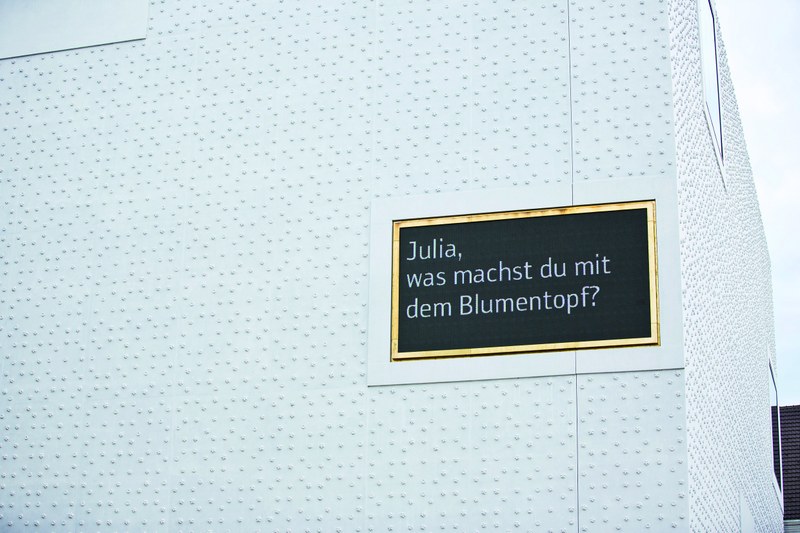 Auf den analogen Screens an der Außenfassade werden subtile Aussagen transportiert (Alle Fotos: Darko Todorovic)