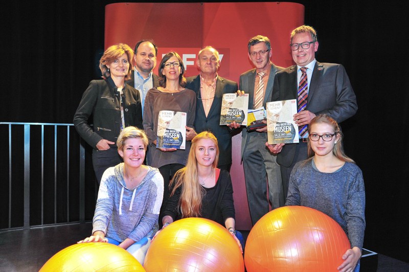 Jasmin Ölz (ORF); Gerold Riedmann (VN); Susanne Fink (Land Vorarlberg); Alois Ospelt (Radio L); Gerhard Mayer (ÖBB Regionalmanagement Vorarlberg) Landesdirektor Markus Klement (ORF) und SchülerInnen des BORG Götzis (Kunstzug)