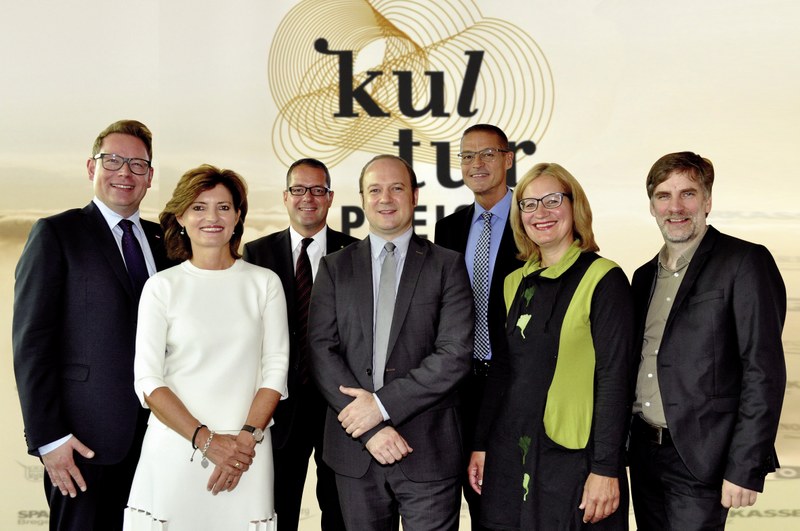 Die Ausrichtenden des Vorarlberger Kulturpreises (v.l.n.r.): Dir. Markus Klement, ORF, Mag. Jasmin Ölz-Barnay, ORF, VDir. Mag. Martin Jäger, Sparkasse Bregenz, Marc Isele, Casino Bregenz, Mag. Brigitte Herrmann, netzwerkganz Vorarlberg, LR Dr. Christian Bernhard, Land Vorarlberg, Dr. Winfried Nußbaummüller, Land Vorarlberg © Sparkasse Bregenz