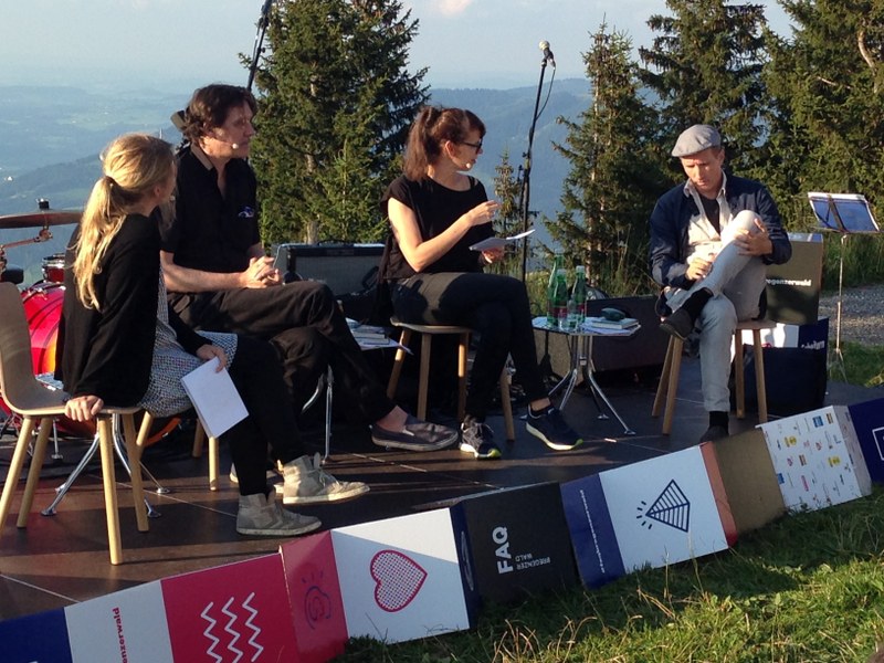 Zu Beginn diskutierten (von links nach rechts) Michaela Bilgeri, Frank Spilker, Zita Bereuter und Hans Platzgumer.