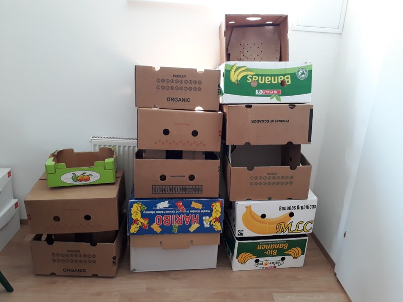 Ein paar Bananenschachteln sind uns noch geblieben ... Ungefähr doppelt so viele waren in den letzten drei Wochen im Einsatz.