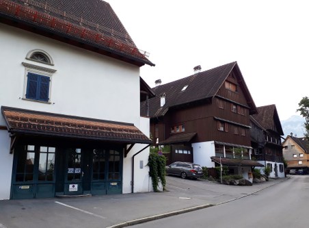 Seit 20.7.2020 sind wir in der Schlossgasse 4 (links) anzutreffen; rechts im Bild, auf derselben Straßenseite: das wunderschöne alte Haus der Familie Füßl, 30 Jahre lang Sitz der „KULTUR“.