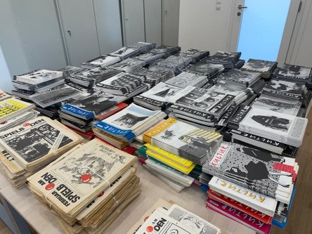 Die ersten Jahrgänge der Zeitschrift warten auf ihre Einsortierung in die Archivschränke. (Foto: Maximilian Füßl)