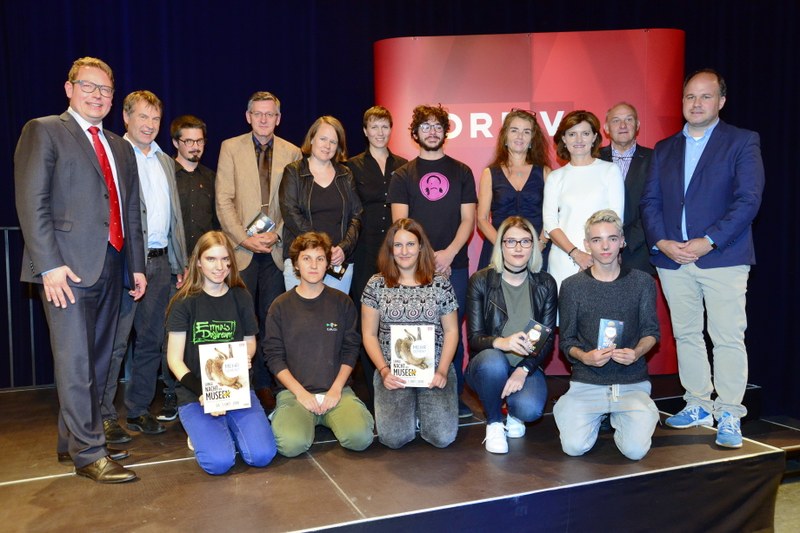 vorne v.l.n.r.: drei Schüler/innen der BORG Götzis sowie die Schüler/innen Natalie Petek und Jonas Federn (Theater am Saumarkt) hinten v.l.n.r.: ORF-Landesdirektor Markus Klement, Direktor Thomas Rothmund (BORG Götzis), Tobias Ludescher (Isolation Camp/Kunstzug), Gerhard Mayer (ÖBB-Regionalmanagement Vorarlberg), Sabine Benzer (Theater am Saumarkt), Barbara Reil (Stadtmuseum Lindau), Johannes Felder (Stadtmuseum Lindau), Ingrid Adamer (Otten Kunstraum), ORF-Kulturkoordinatorin Jasmin Ölz, Radio-L Intendant und Geschäftsführer Alois Ospelt und VN-Chefredakteur Gerold Riedmann © Werner Micheli