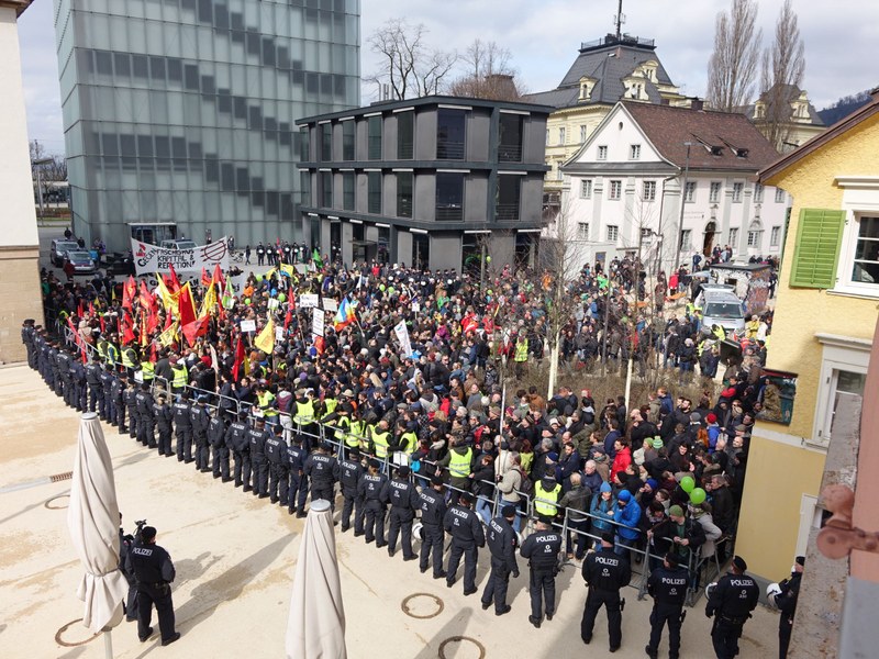 Eine mindestens sieben Mal so große Menge von GegendemonstrantInnen distanzierte sich von Rassismus und Migranten-Hetze © Robert Fabach